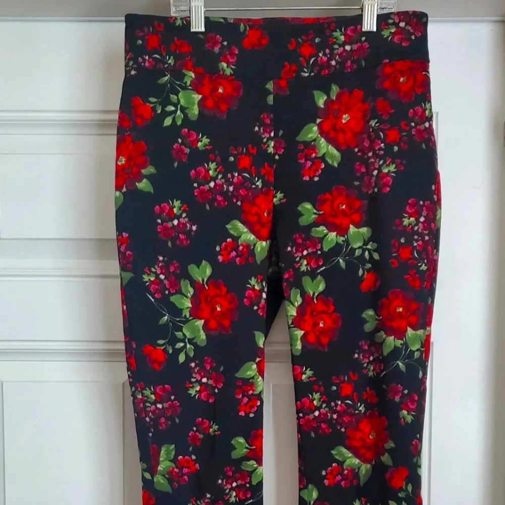 Printed Pull On Pants in size Medium - Picture 1 of 4
